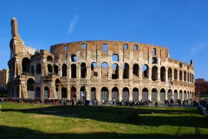 Il Colosseo di Roma, un'iconica arena che rappresenta l'antica architettura romana