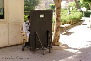 Vigilanza silenziosa Soldato seduto dietro una barriera in un giardino pubblico