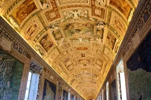 Soffitto della Galleria degli Arazzi Soffitto decorato della Galleria degli Arazzi nei Musei Vaticani con dettagli artistici riccamente ornati