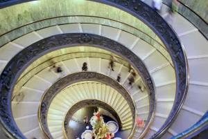 Scala a chiocciola del Museo Vaticano Scala a chiocciola monumentale presso il Museo Vaticano con persone in movimento
