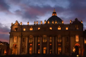 Basilica di San Pietro al Tramonto Facciata della Basilica di San Pietro illuminata al crepuscolo con nuvole e colori caldi nel cielo