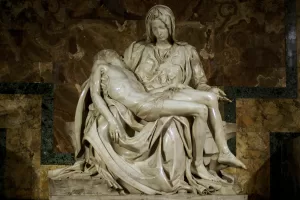L’arte del dolore scolpito nel marmo Scultura in marmo della Pietà di Michelangelo, con la Vergine Maria che sorregge il corpo senza vita di Gesù Cristo, ambientata nella Basilica di San Pietro.