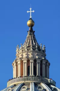 Cupola di San Pietro con croce e cielo blu sullo sfondo