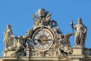 Orologio monumentale con statue e decorazioni nella piazza di una celebre basilica