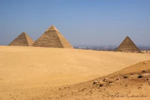 Le piramidi di Giza nel deserto egiziano, simbolo iconico dell'antico Egitto