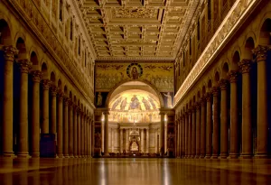 Interno di una chiesa barocca Interno magnifico di una chiesa con colonne e soffitti decorati in stile barocco