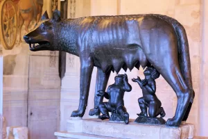 Statua della Lupa Capitolina con Romolo e Remo in bronzo collocata in un museo