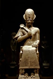 Faraone Egiziano in Bronzo Statua bronzea di un faraone egiziano seduto con simboli di potere