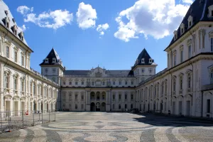 Corte di un Palazzo Storico Immagine della corte di un elegante palazzo storico con cielo blu e nuvole