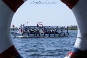 Un battello di turismo naviga in un lago circondato da un salvagente colorato