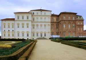 Reggia di Venaria Reale con giardini ben curati e nuvole nel cielo