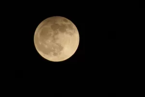 Luna Piena nel Cielo Notturno Luna piena luminosa nel cielo notturno con sfondo scuro