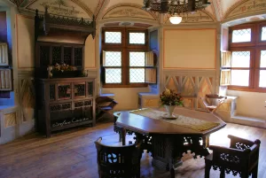 Interno di una sala storica Interno di una sala affrescata con un tavolo di legno e quattro sedie ornate