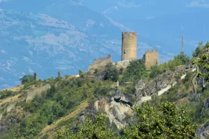 Rovine di un Castello Montano Castello in rovina su una collina con vista panoramica sulle montagne