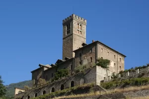 Castello storico in Italia Castello medievale con torre, situato su una collina sotto un cielo blu