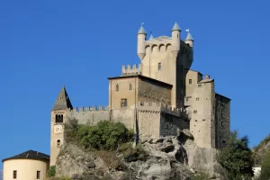 Castello Medievale sulla Roccia Castello medievale situato su una roccia, circondato da cielo sereno