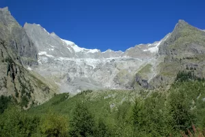 Ghiacciaio tra le montagne Panorama montuoso con ghiacciaio e cielo blu, immerso nella natura italiana
