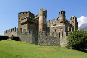 Castello medievale nella valle Castello medievale con torri e mura, immerso in un paesaggio verdeggiante nella valle