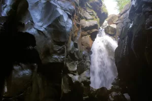 Cascata in Gola di Roccia Cascata che scorre attraverso una gola di roccia con illuminazione naturale