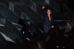 Luciano Ligabue - Concerto dell'artista Luciano Ligabue - Artista sul palco che saluta il pubblico durante un concerto emozionante