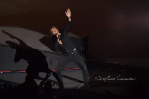 Luciano Ligabue - Performance di un cantante dal vivo Luciano Ligabue - Cantante in performance dal vivo durante un concerto, esprimendo emozioni sul palco