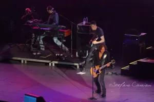 Luciano Ligabue - Concerto dal Vivo Luciano Ligabue - Chitarrista sul palco durante un concerto con musicisti di supporto