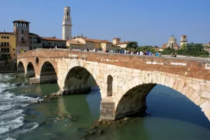 Ponte Pietra di Verona con il fiume Adige e la città storica sullo sfondo