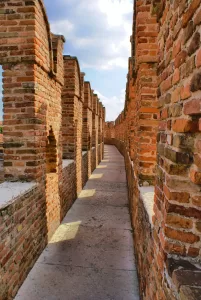 Mura di mattoni con un corridoio panoramico illuminato dal sole