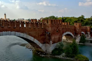 Ponte di Castelvecchio a Verona Ponte di Castelvecchio a Verona, Italia, con architettura medievale e fiume Adige