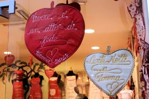 Cuori decorativi di San Valentino Decorativi cuori di stoffa con messaggi romantici nei colori rosso e bianco per San Valentino