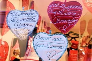 Decorazioni amorose in vetrina Cuori di carta decorati con frasi d'amore in una vetrina