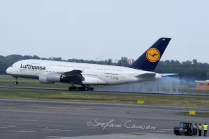 Atterraggio dell’A380 Lufthansa Aereo Lufthansa in atterraggio su pista con effetto di fumi