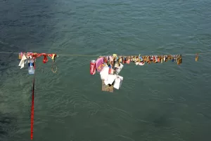 Oggetti vari appesi sopra un fiume