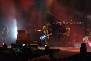 Luciano Ligabue - Concerto Rock Live Luciano Ligabue - Concerto di una band rock con vocalist che suona la chitarra elettrica sul palco