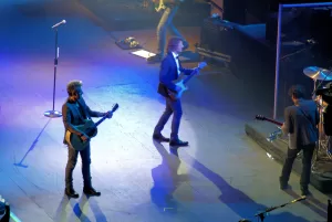 Luciano Ligabue - Concerto dal Vivo della Band Luciano Ligabue - Band che si esibisce sul palco con chitarre in un concerto dal vivo