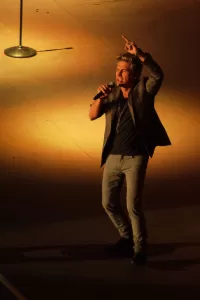 Luciano Ligabue - Esecuzione dal Vivo Luciano Ligabue - Cantante che si esibisce su un palco illuminato durante un concerto