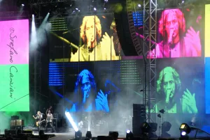 Luciano Ligabue - Concerto dal Vivo con Schermi Colorati Luciano Ligabue - Spettacolo dal vivo con artista su grande palco e schermi colorati