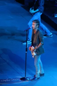 Luciano Ligabue - Concerto di un artista musicale Luciano Ligabue - Artista musicale che canta con chitarra su palco illuminato durante un concerto