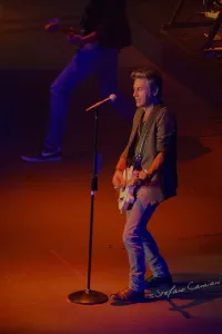 Luciano Ligabue - Concerto dal Vivo di un Artista Luciano Ligabue - Performing artist con chitarra su palco illuminato durante un concerto dal vivo