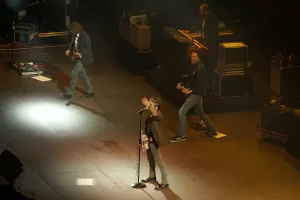 Luciano Ligabue - Concerto Rock dal Vivo Luciano Ligabue - Un concerto dal vivo con band rock sul palco, luci e strumentazione visibile