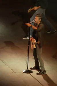 Luciano Ligabue - Concerto dal vivo di un artista musicale Luciano Ligabue - Cantante dal vivo sul palco con chitarra in mano durante un concerto