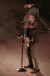 Luciano Ligabue - Concerto dal Vivo del Cantante Luciano Ligabue - Un cantante sul palco mentre suona una chitarra elettrica durante un concerto dal vivo