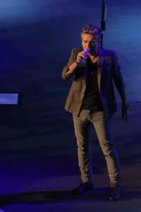 Luciano Ligabue - Momento sul palco di un concerto Luciano Ligabue - Cantante maschile sul palco che beve acqua durante una performance live