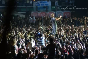 Luciano Ligabue - Festival di musica dal vivo Luciano Ligabue - Concert live con una folla entusiasta che applaude e canta insieme all'artista sul palco