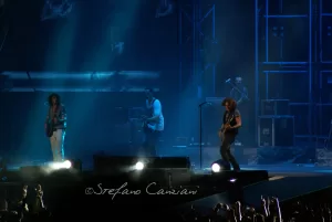 Luciano Ligabue - Concerto di una band famosa Luciano Ligabue - Band in concert performing on stage with dynamic lighting and audience of fans