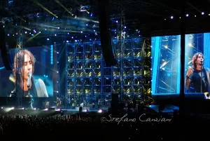 Luciano Ligabue - Concerto Live Energetico Luciano Ligabue - Concerto dal vivo con artisti su palco e grandi schermi che mostrano performance