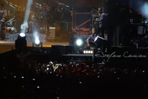 Luciano Ligabue - Concerto dal Vivo Luciano Ligabue - Concerto dal vivo con pubblico immerso in un'atmosfera vibrante e luci scintillanti