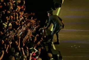 Luciano Ligabue - Coinvolgimento del pubblico al concerto Luciano Ligabue - Artista che interagisce con il pubblico durante un concerto dal vivo coinvolgente