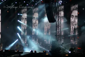 Luciano Ligabue - Concerto con videoproiezione Luciano Ligabue - Concerto con effetti di luce e videoproiezione di un cantante su grande schermo