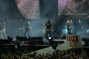 Luciano Ligabue - Concerto di rock a Lecce Luciano Ligabue - Concerto rock con artisti sul palco e pubblico entusiasta, band in azione e manifestazione di supporto a Lecce